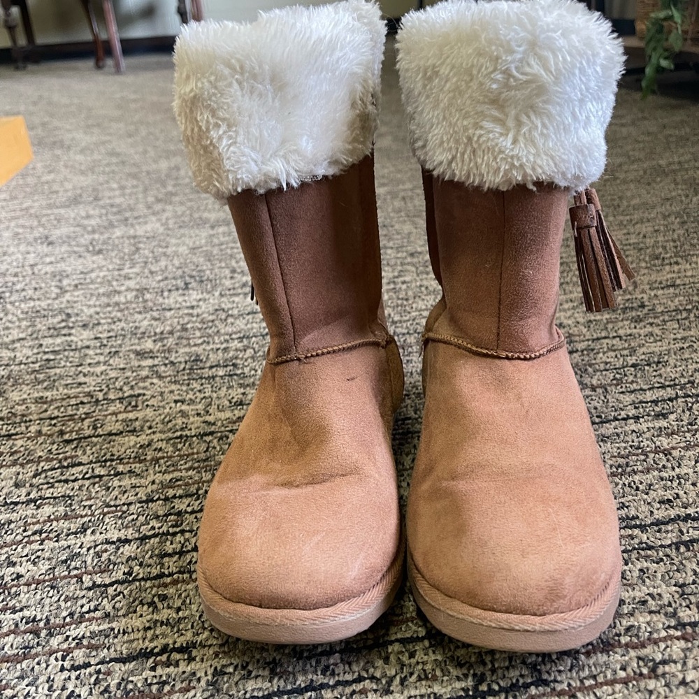 Ugg style boots with fur